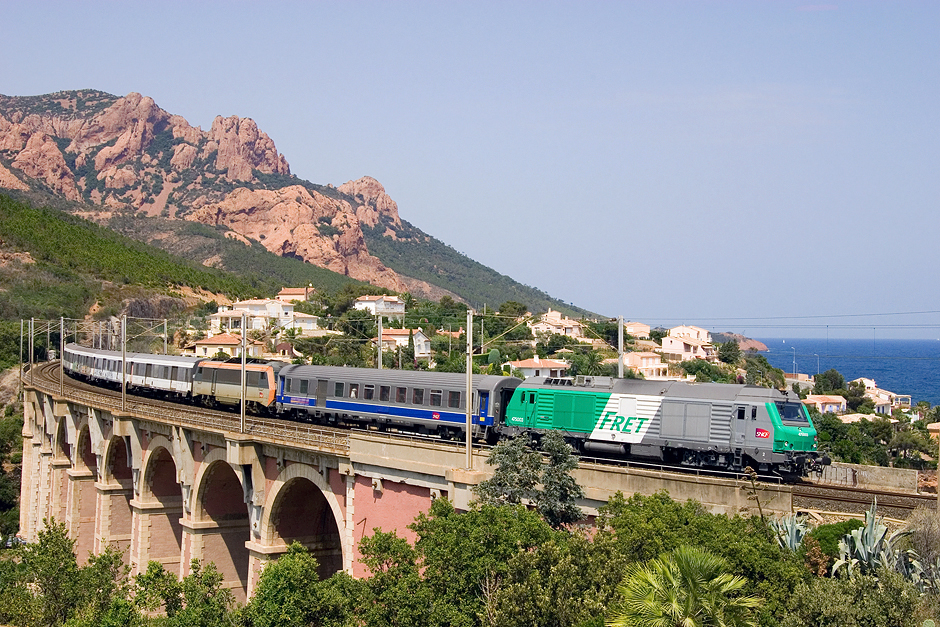 The new BB75000 class with a test train between Marseille and Ventimiglia, on the Anthor bridge.
