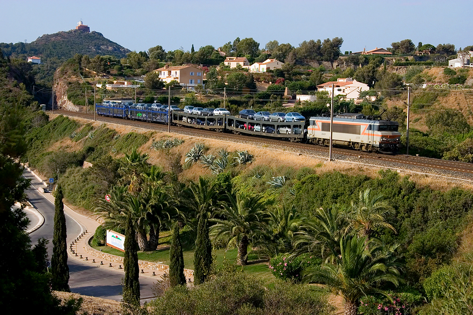 The BB22335 and an Auto-train, between Le Dramont and Agay.