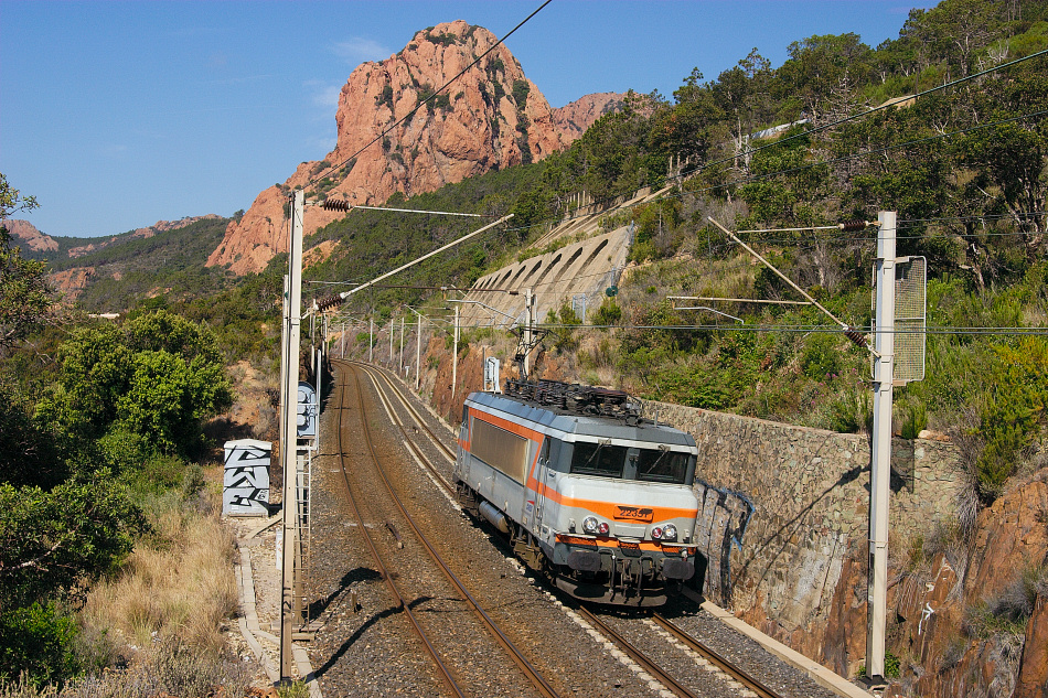 The BB22351 between Anthor and Le Trayas, heading to Nice.