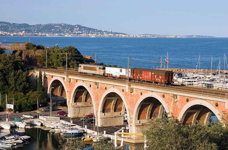 A short train and the BB22309 on the La Rague bridge, near Cannes.