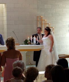 o4/14/48814/1/65016135.sNwg8lTT.NewlymarriedThomasKathleenlightcandle25072006145331.jpg
