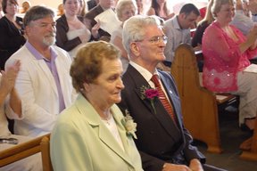 o4/14/48814/1/65016190.6JUwBm0T.GrannyGranddadreceiveapplausefromSeanRoseJenandothers29072006173036.jpg