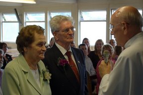 o4/14/48814/1/65016191.gXa9ztTc.GrannyGranddadrenewingtheirvowsafter60years29072006173000.jpg