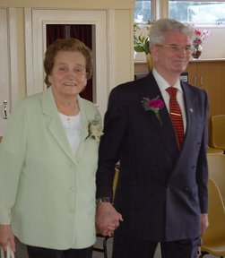 o4/14/48814/1/65016193.4uTXSFWD.GrannyGranddadwalkingdowntheaisleagain29072006170358.jpg