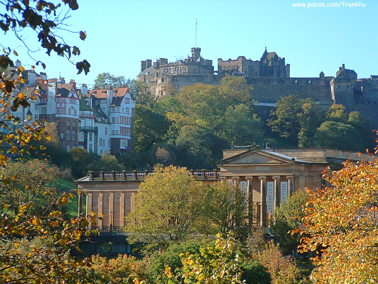 National Gallery with Edinburgh Castle in the back