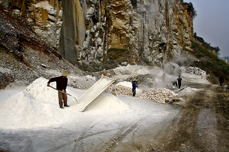 Sifting and working lime.