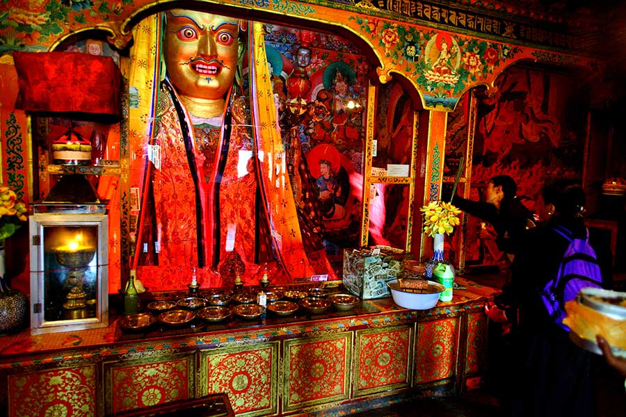 The tossing of the Tibetan khatta.