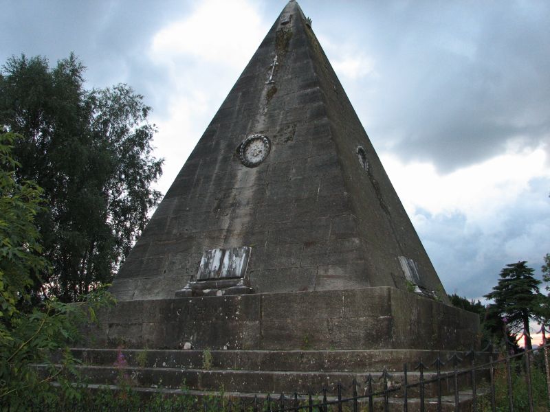 Satar Pyramid w Stirling <small>(IMG_3425.JPG)</small>
