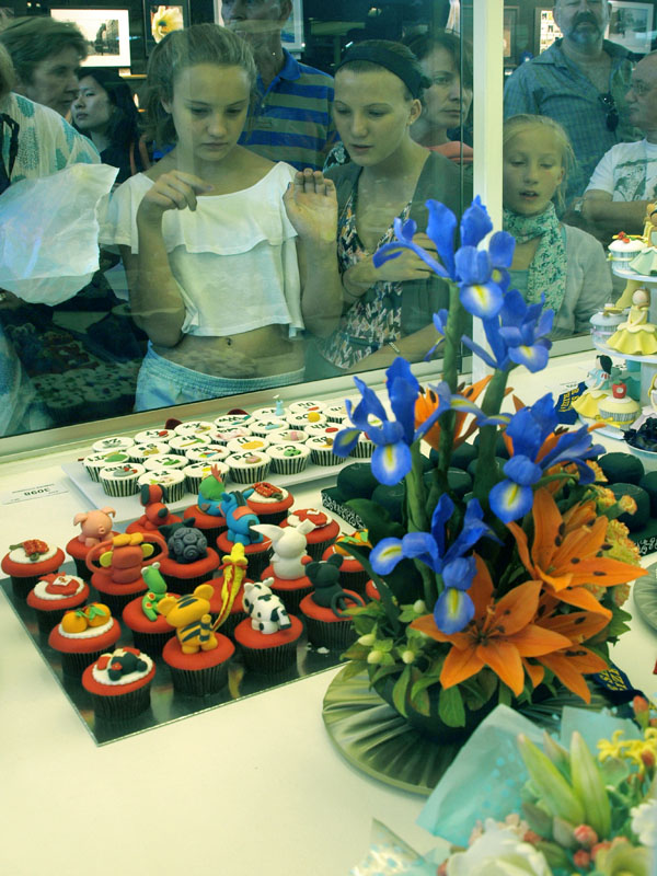Little cakes, little admirers
