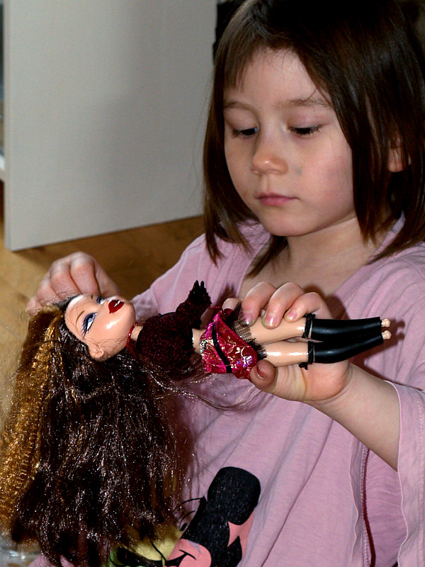 2006-04-14 Nicole with doll