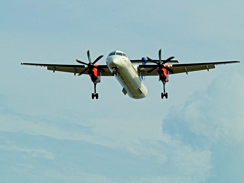 Approaching - SAS Dash 8-Q400