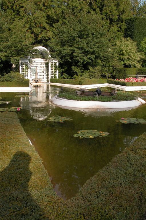 Butchart Gardens-Star Pond- DSCN0115.JPG