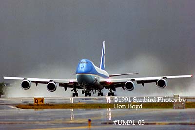 1991 - USAF VC-25A (747-2G4B) Air Force One #82-9000 takeoff in the rain aviation stock photo #UM91_05
