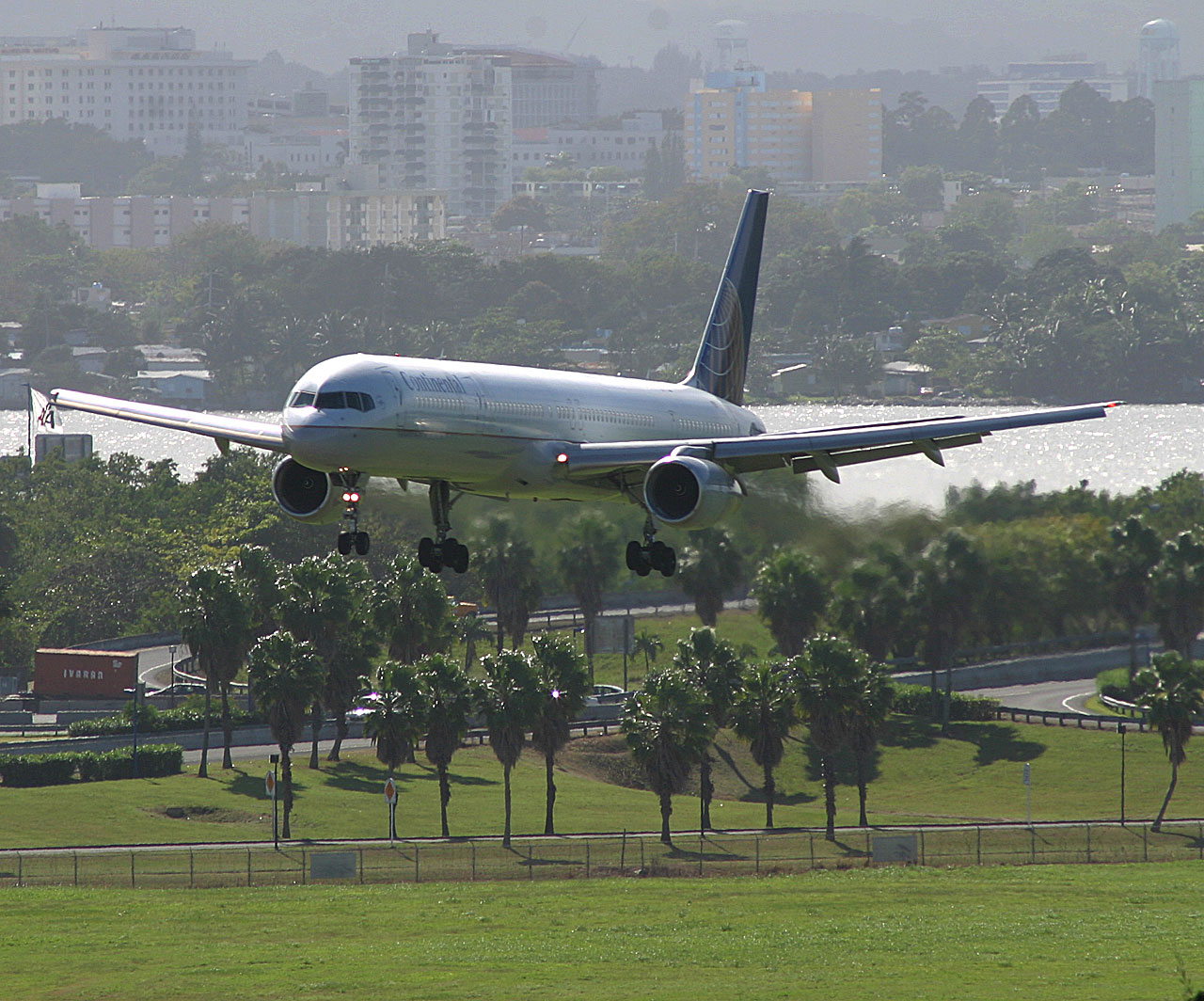 CO 757-300 moments from touch down, SJU, Jan, 2006