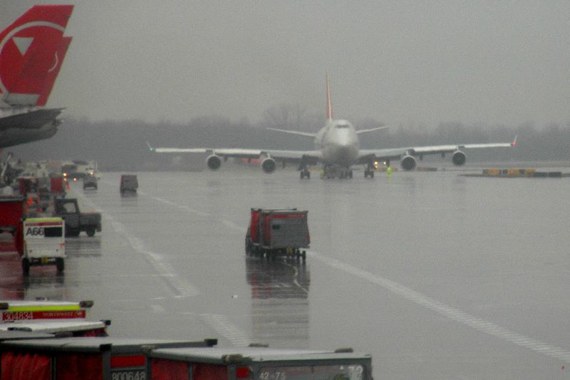 747 coming in to Detroit