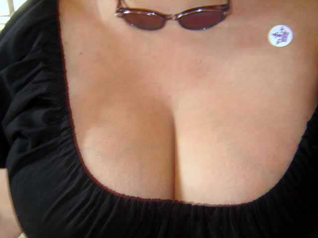 Now this cleavage is looking cool with the sunglasses