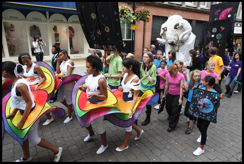 Salsa procession - Los Ninos Con Ritmo (Children With Rhythm)