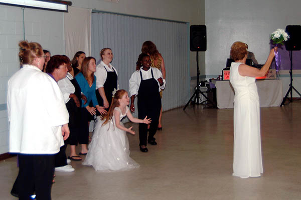 Linda and her bouquet toss, photo #9060