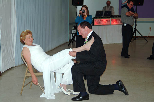 Pete removing Lindas garter, photo #9063