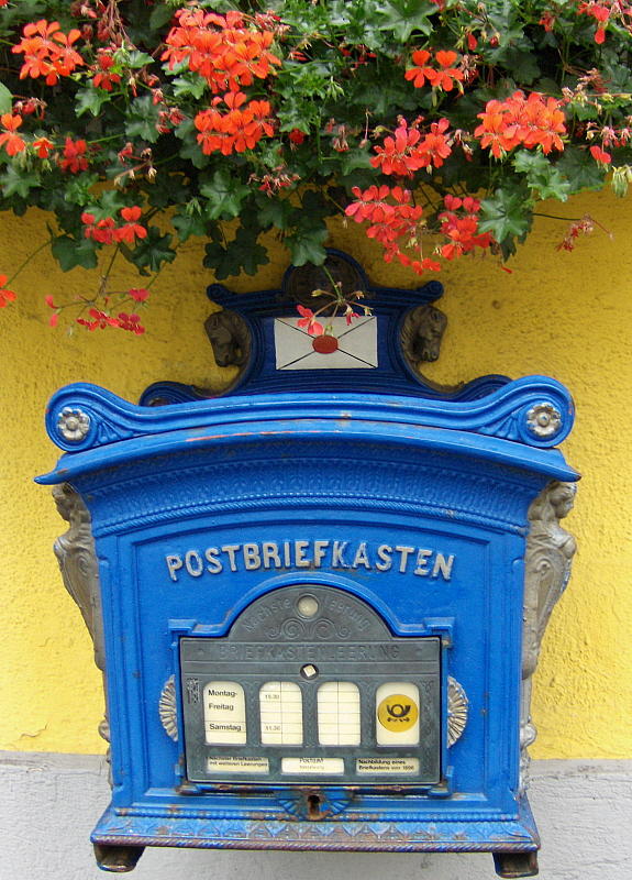 A  LOVELY OLD POSTBOX   782