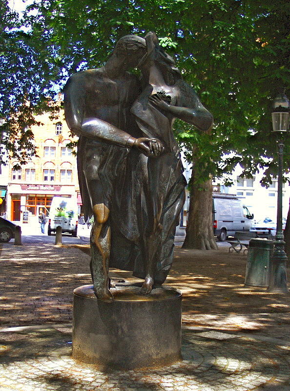 THE LOVERS STATUE