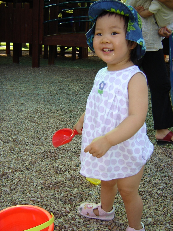 歡歡在公園玩砂石