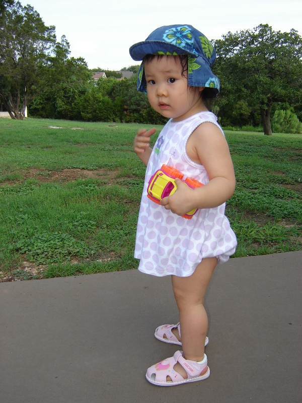 歡歡在公園玩車車