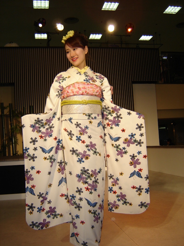 Nishijin Textile Center--西陣織會館和服秀