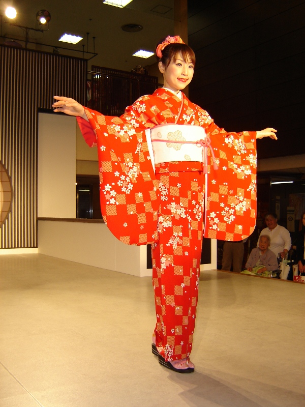 Nishijin Textile Center--西陣織會館和服秀