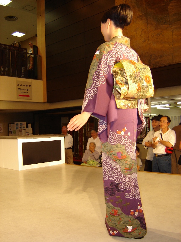 Nishijin Textile Center--西陣織會館和服秀