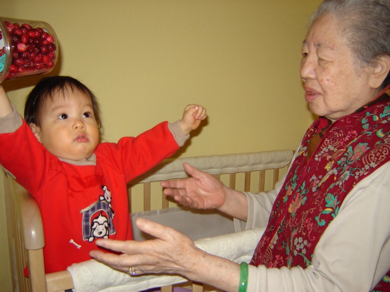 太婆給聚聚一盒梅子