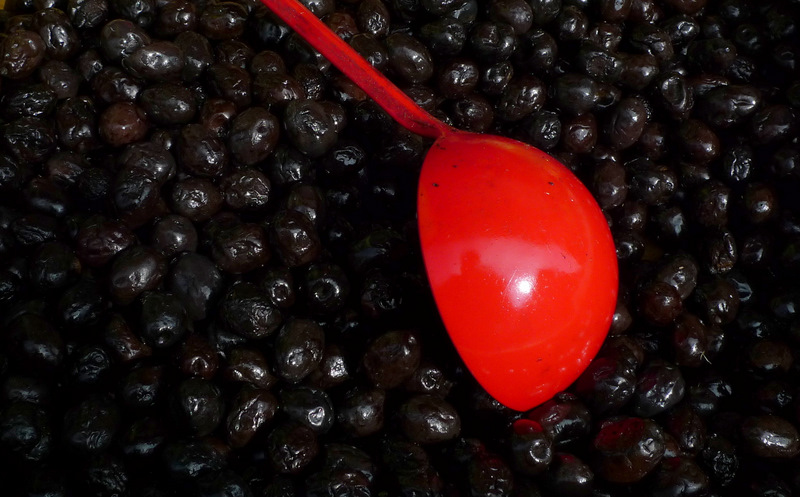 Red > Black - Black olives in brine