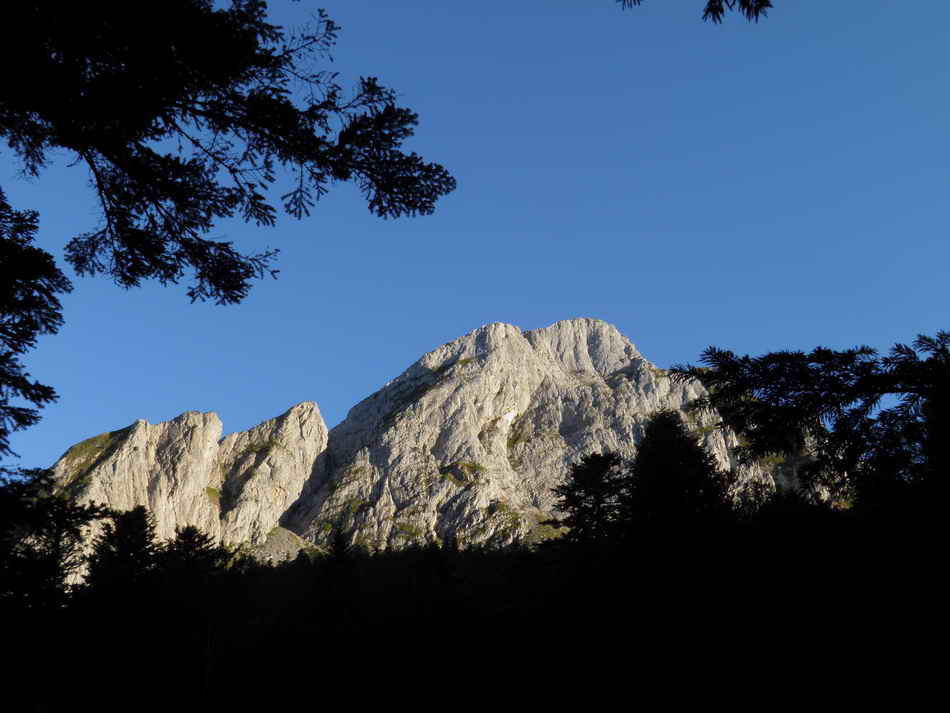 Pic Baqu (2093 m) depuis ltang dOurbiet