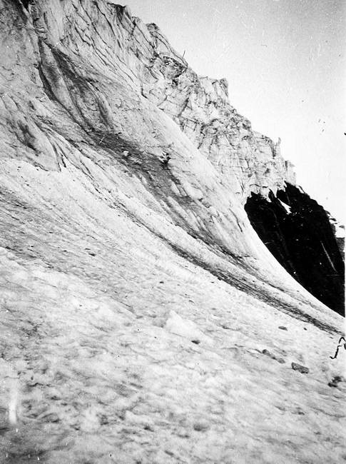 1938 : Mont Perdu : Au pied de la premire barre de sracs