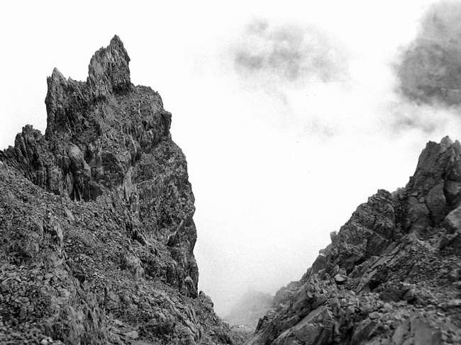 Le brouillard monte vers le sommet