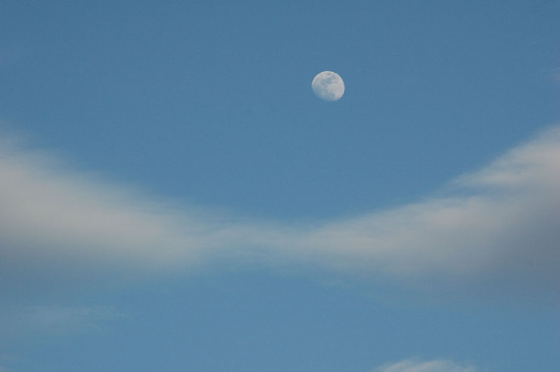 Lune servie dans une assiette de nuages