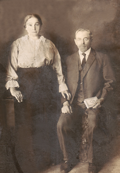 Shprinza - mother of grandma Anna (mother's side). She married Gershon (right) in U.S. after  she left first husband in Russia.