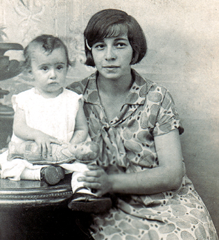 Baby Clara (mothers cousin) and her mother Katie - married to Nathan, grandpa Louis brother (mothers side) (1920s)
