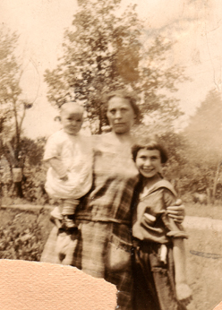 Left to right: Aunt Clara (mother's sister), grandma Anna and aunt Helen (1920's)