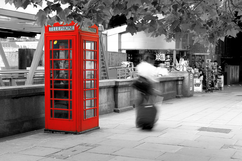 london phone box black and white 