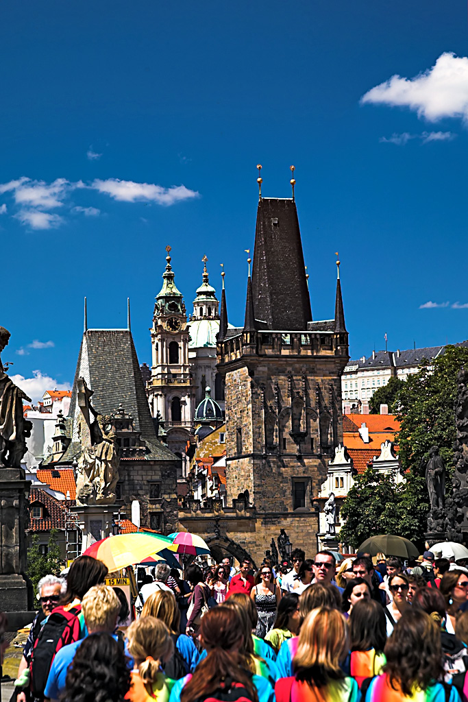 A more typical scenario, the bridge absolutely crowded with tourists