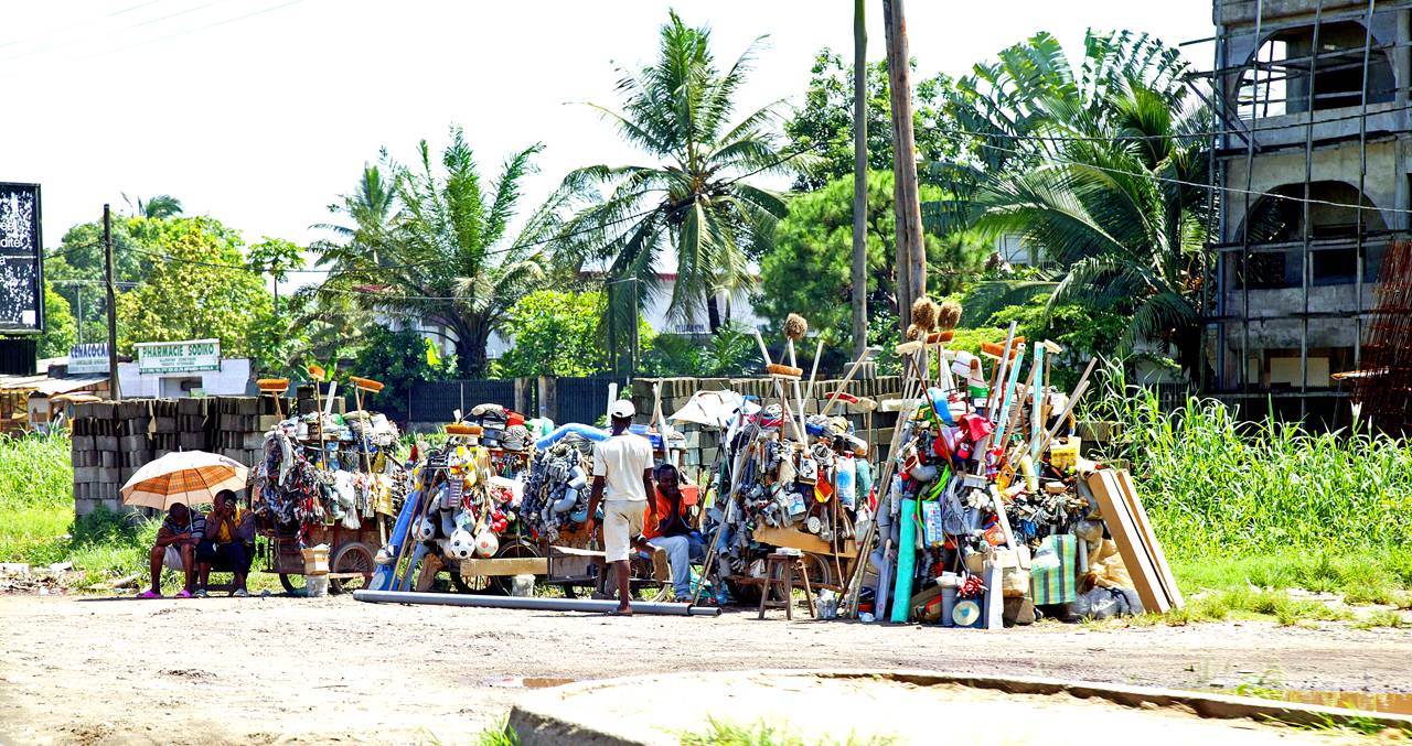 Roadside convenience store, Douala