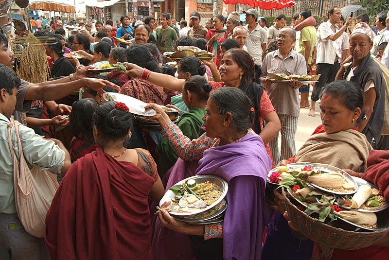 Women with Plates of Offerings Pancha Dan 04