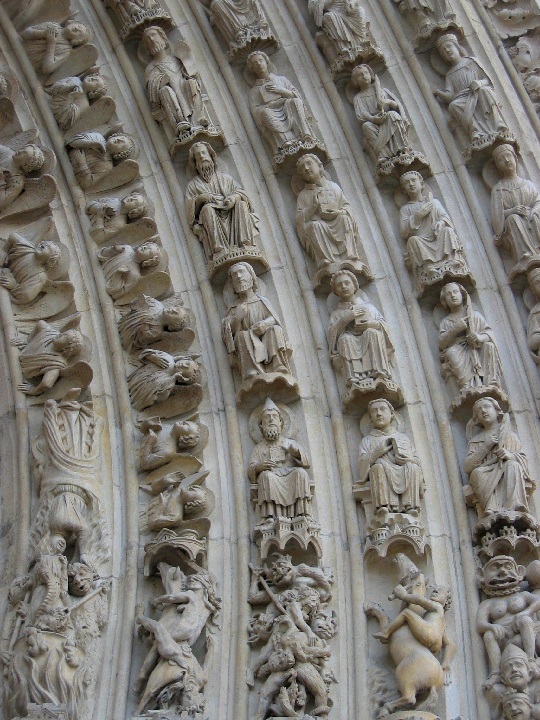 Dtail de lentre de Notre-Dame