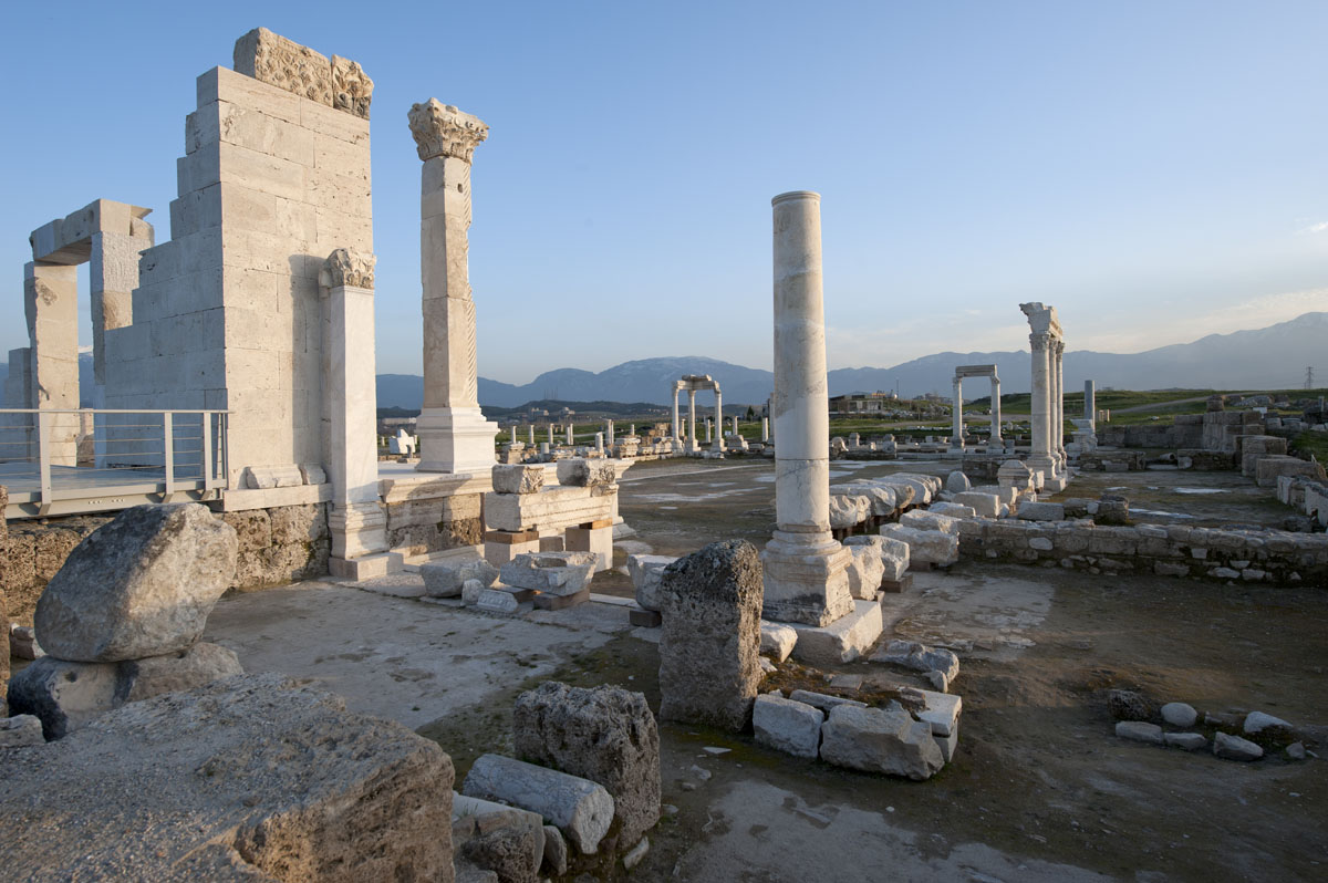Laodikeia ad Lycum Temple A 4793.jpg