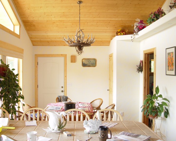 dsc00174 dining area and lamp view.jpg