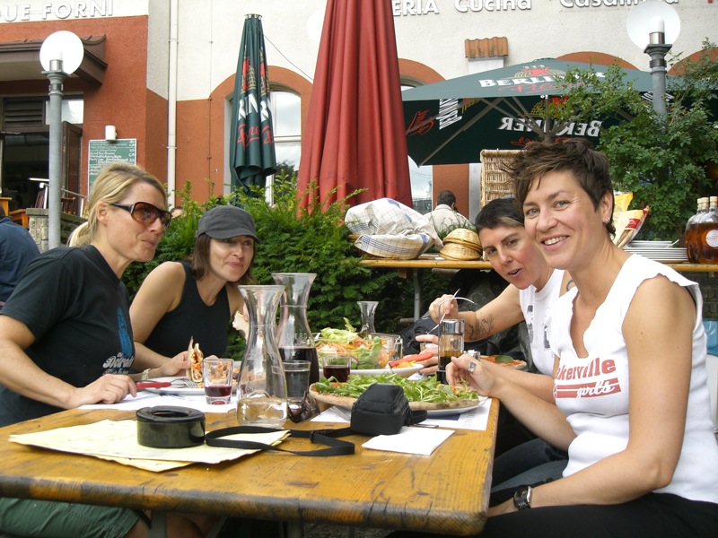 Elke, Tammy, Crina @ I Due Forni restaurant, Schnhauserallee
