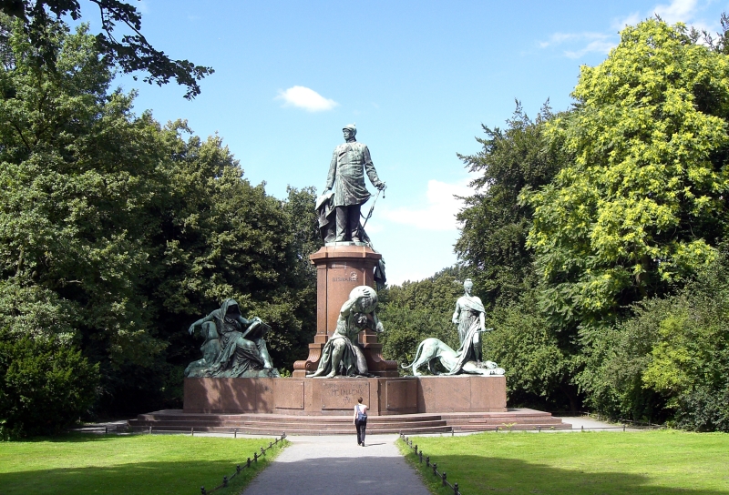 Statues near Siegessule