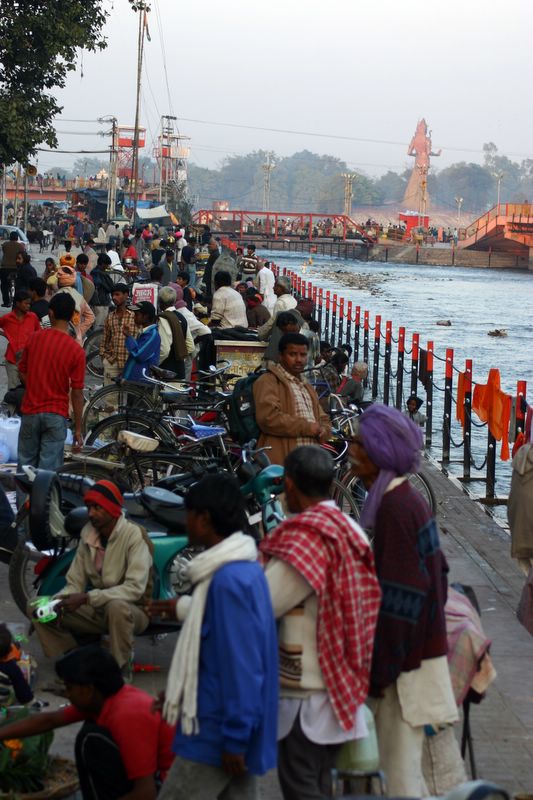Thousands throng to Har-ki-pauri, Haridwar, India