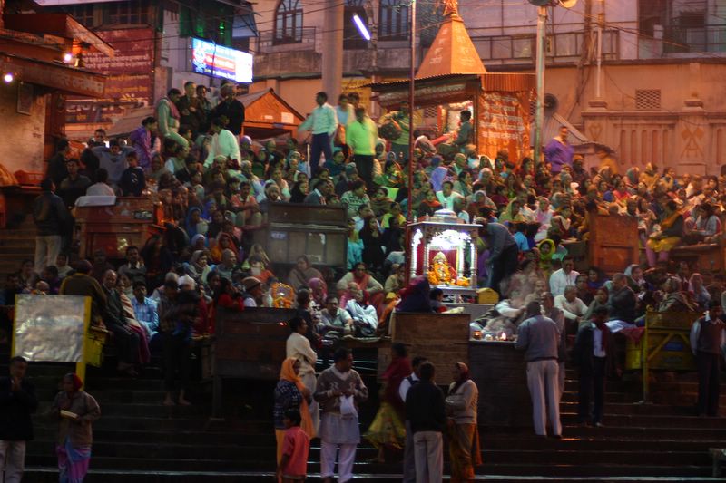 The prayers begin, Har-ki-pauri, Haridwar, India